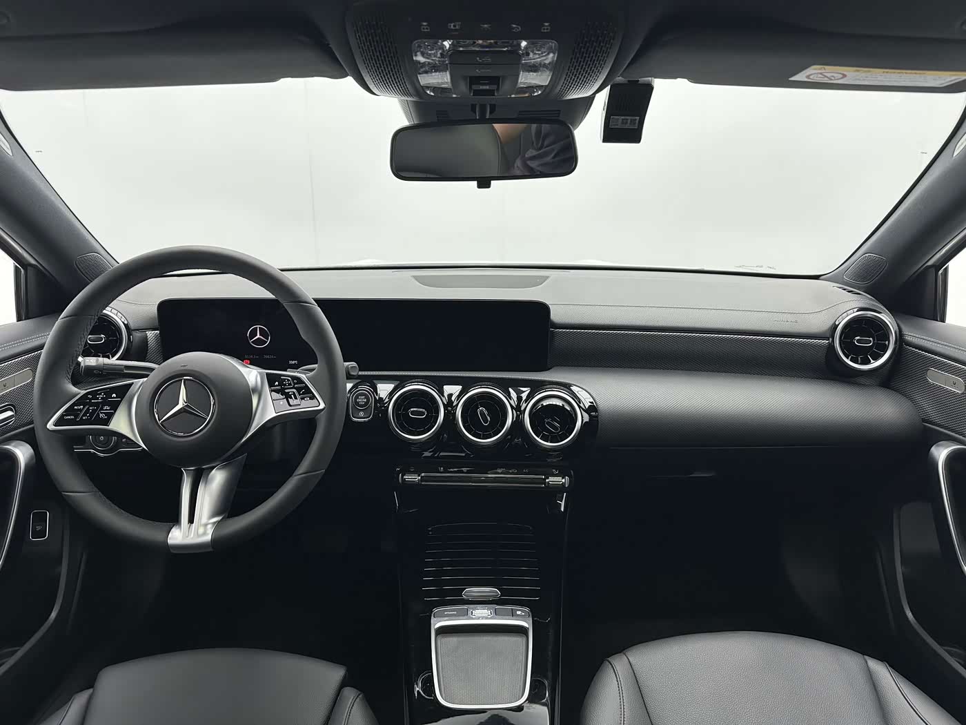 Mercedes-Benz A-Class 1.3 л 2023 г. Белый, пробег 26000 км