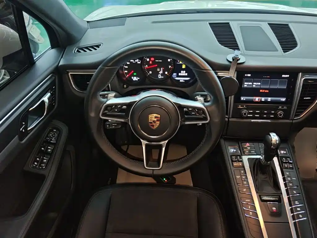 Porsche Macan — миниатюра 11