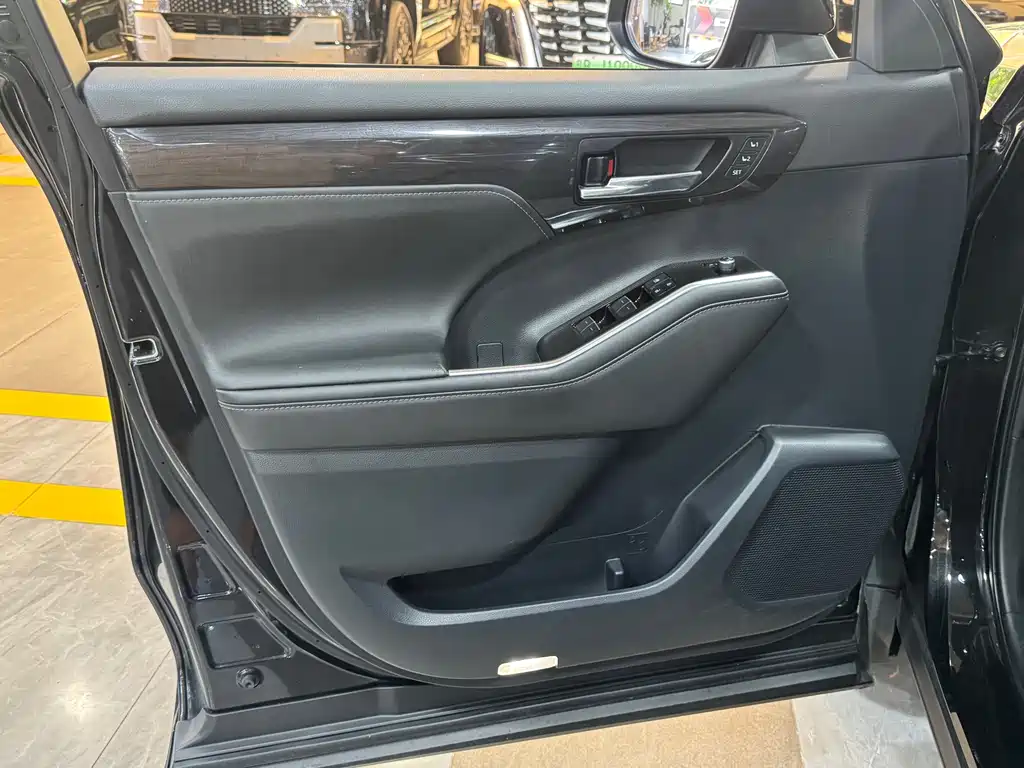 Toyota Crown Kluger — миниатюра 6