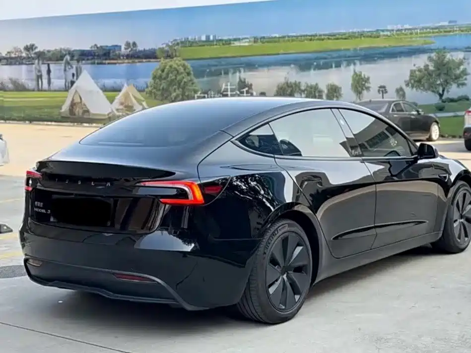 Tesla Model 3 — миниатюра 10