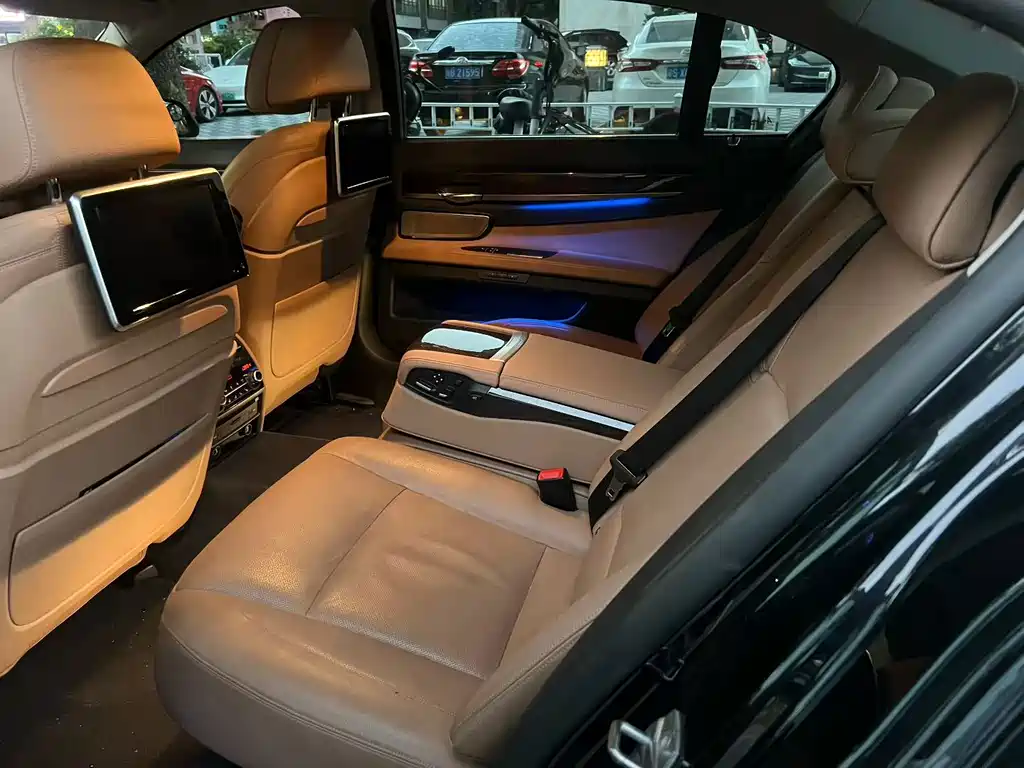 BMW 7 Series — миниатюра 6