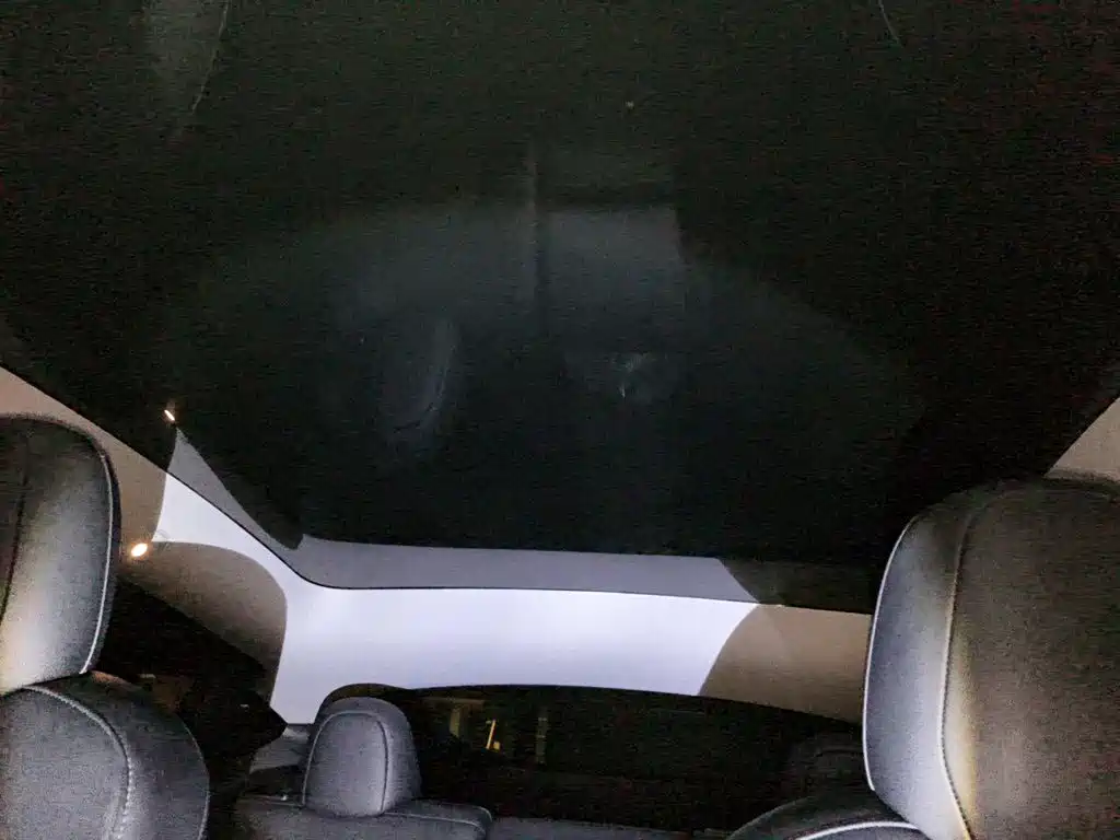 Tesla Model Y — миниатюра 15
