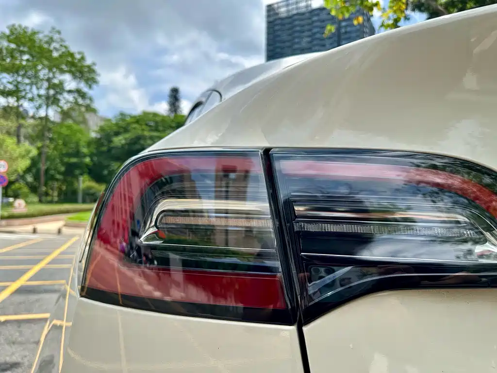 Tesla Model Y — миниатюра 7