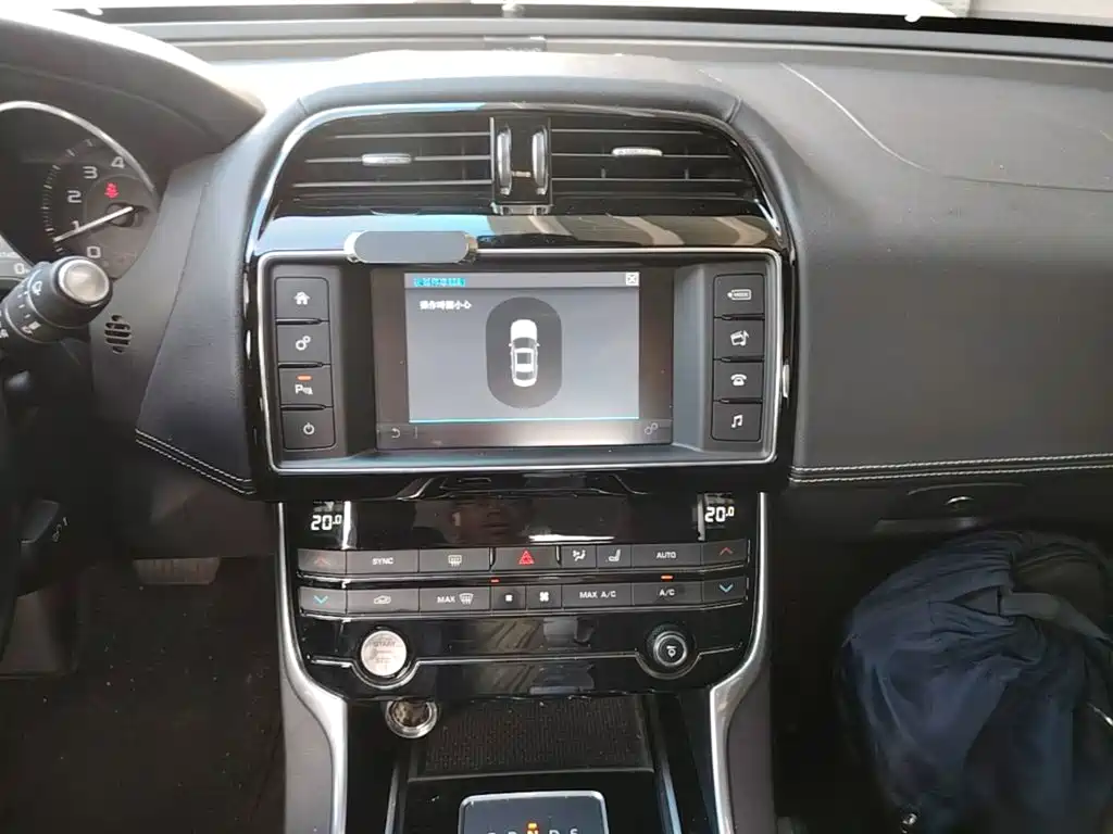Jaguar XE — миниатюра 13