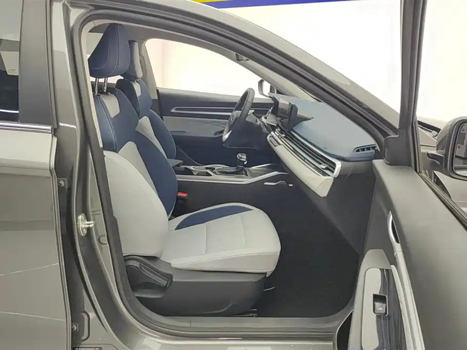 Geely Emgrand 2022 4 1.5L CVT Flagship