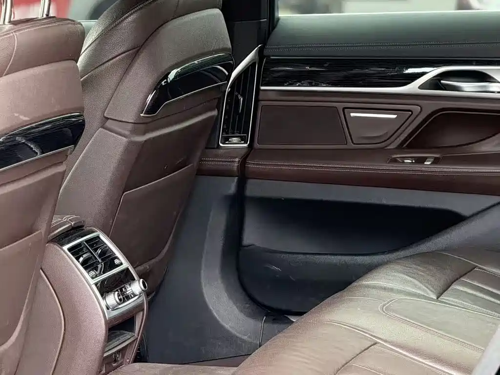 BMW 7 Series — миниатюра 5