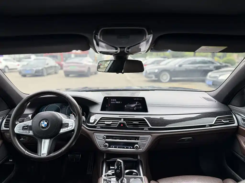 BMW 7 Series — миниатюра 8