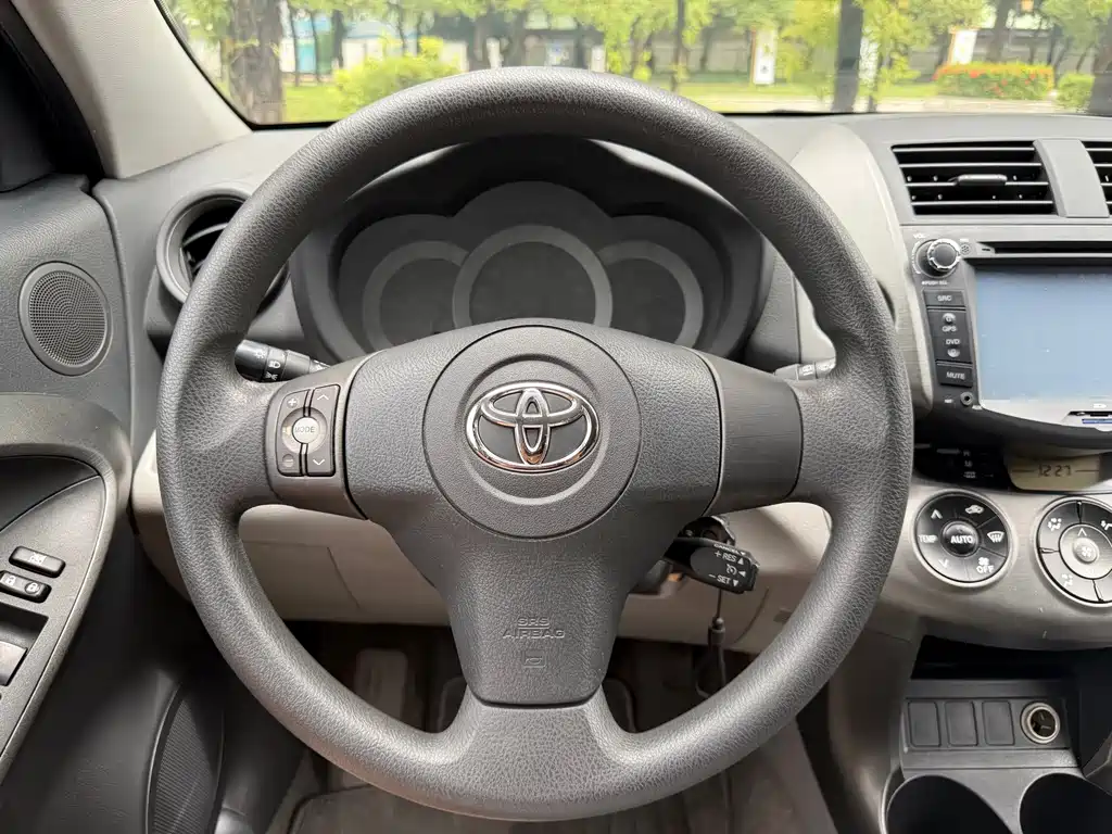 Toyota RAV4 — миниатюра 13