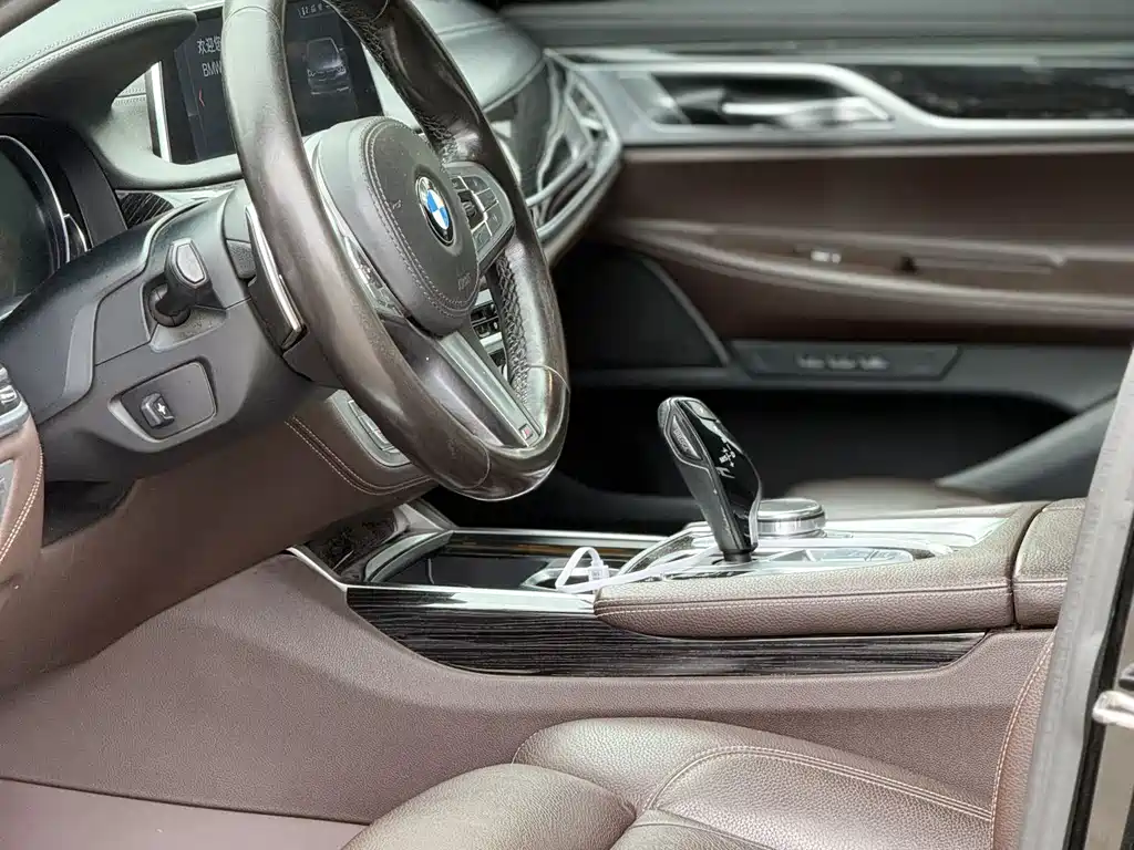 BMW 7 Series — миниатюра 6
