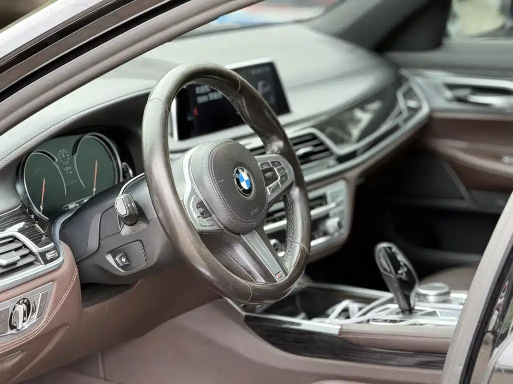 BMW 7 Series — миниатюра 7