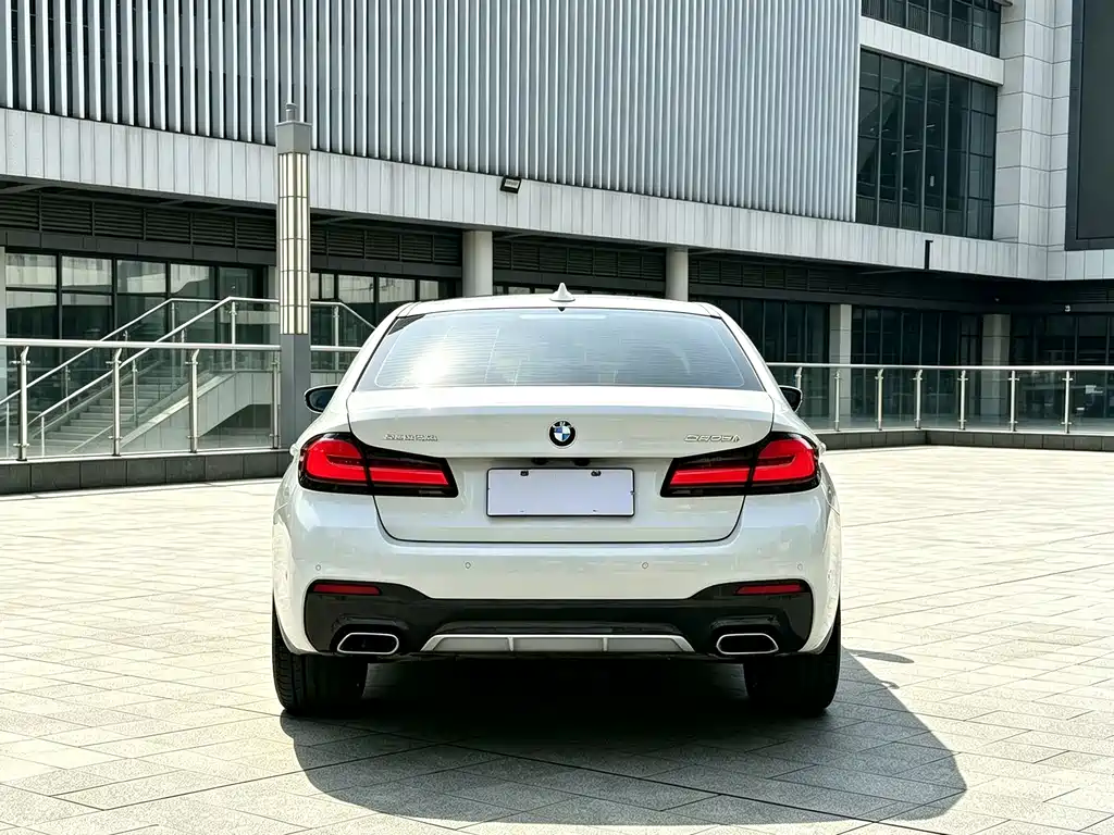 BMW 5 Series — миниатюра 11