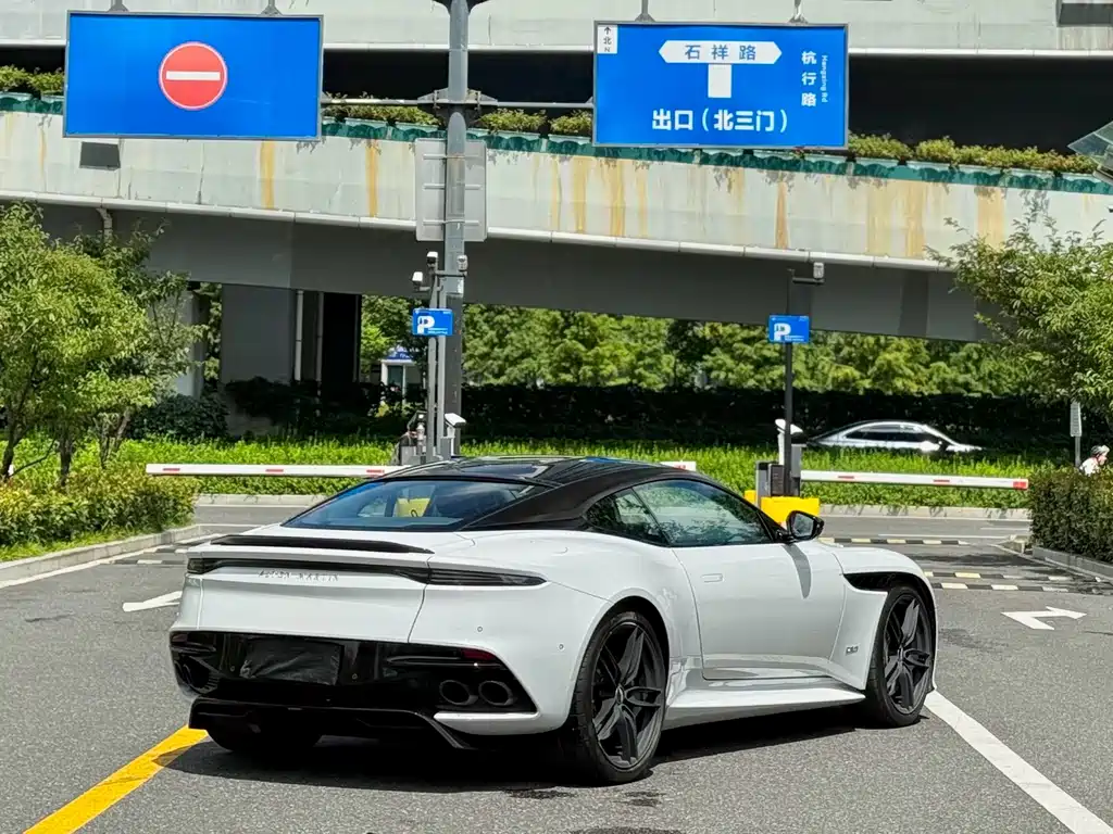 Aston Martin DBS — миниатюра 7