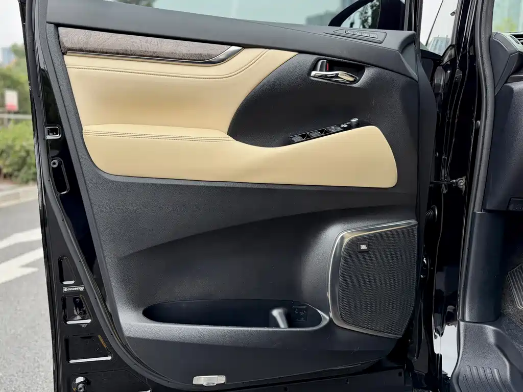 Toyota Vellfire — миниатюра 22