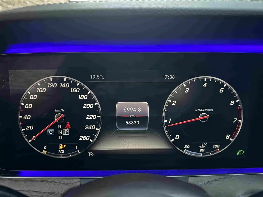 Mercedes-Benz E-Class — миниатюра 8