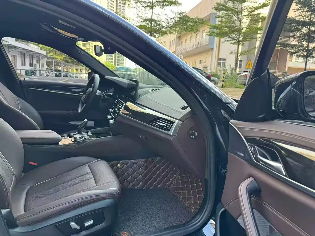 BMW 5 Series — миниатюра 8