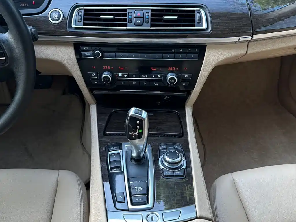 BMW 7 Series — миниатюра 5