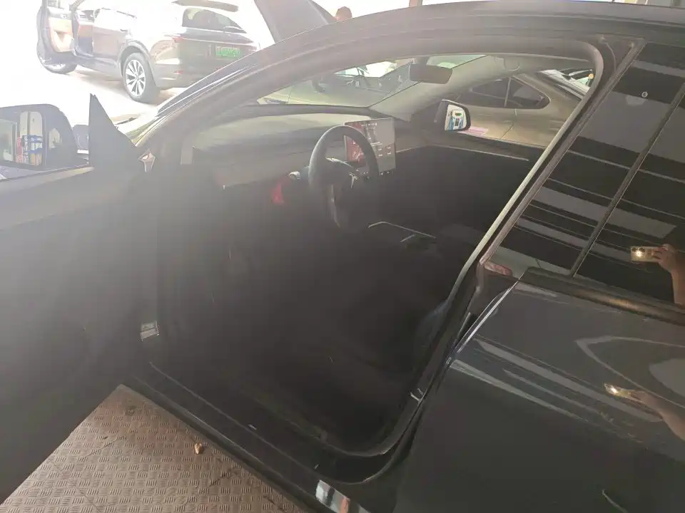 Tesla Model Y — миниатюра 5