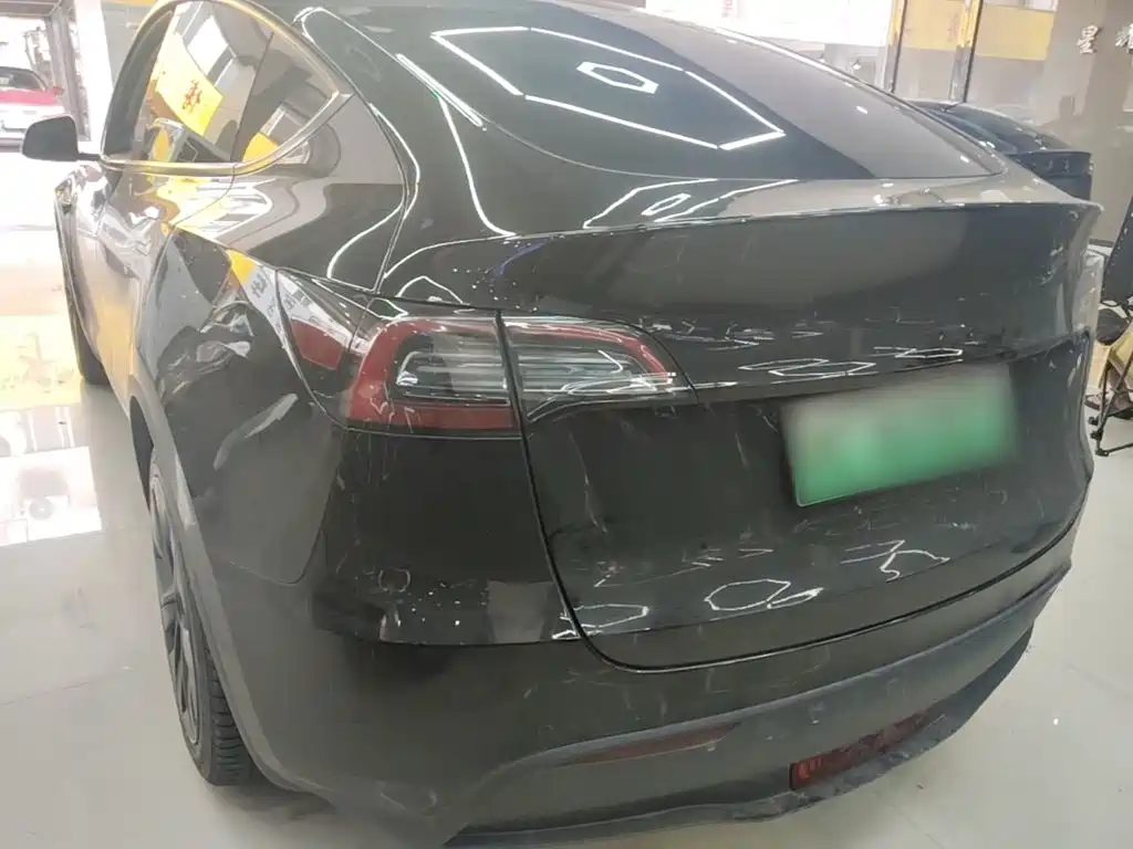 Tesla Model Y — миниатюра 5
