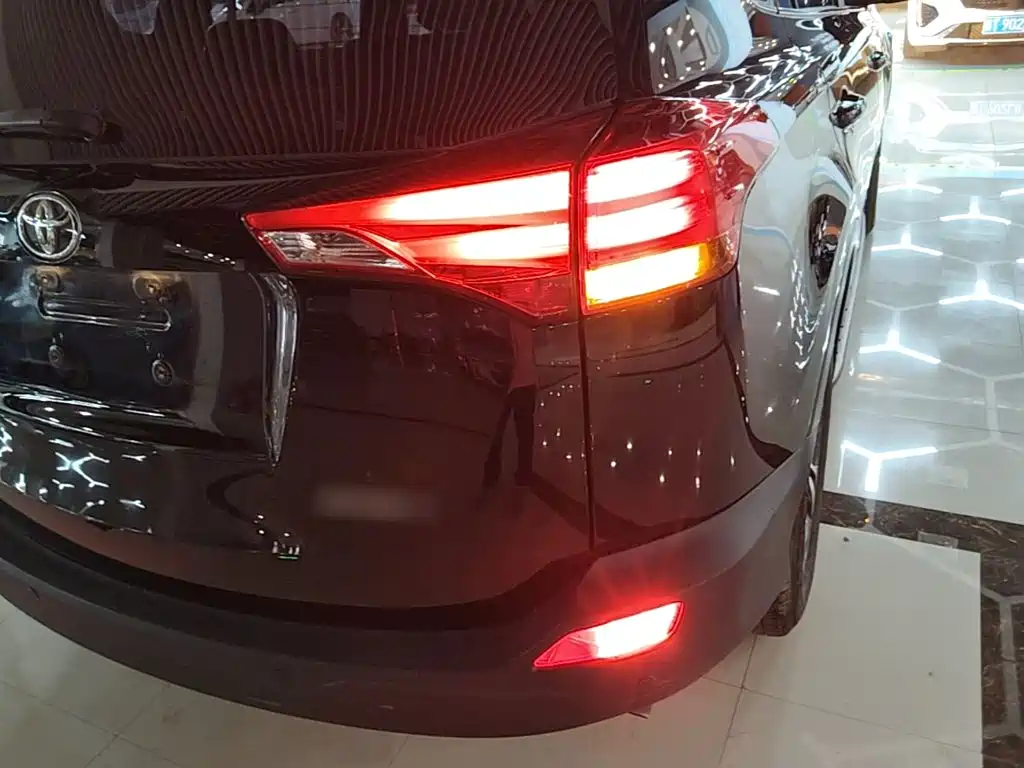 Toyota RAV4 — миниатюра 8