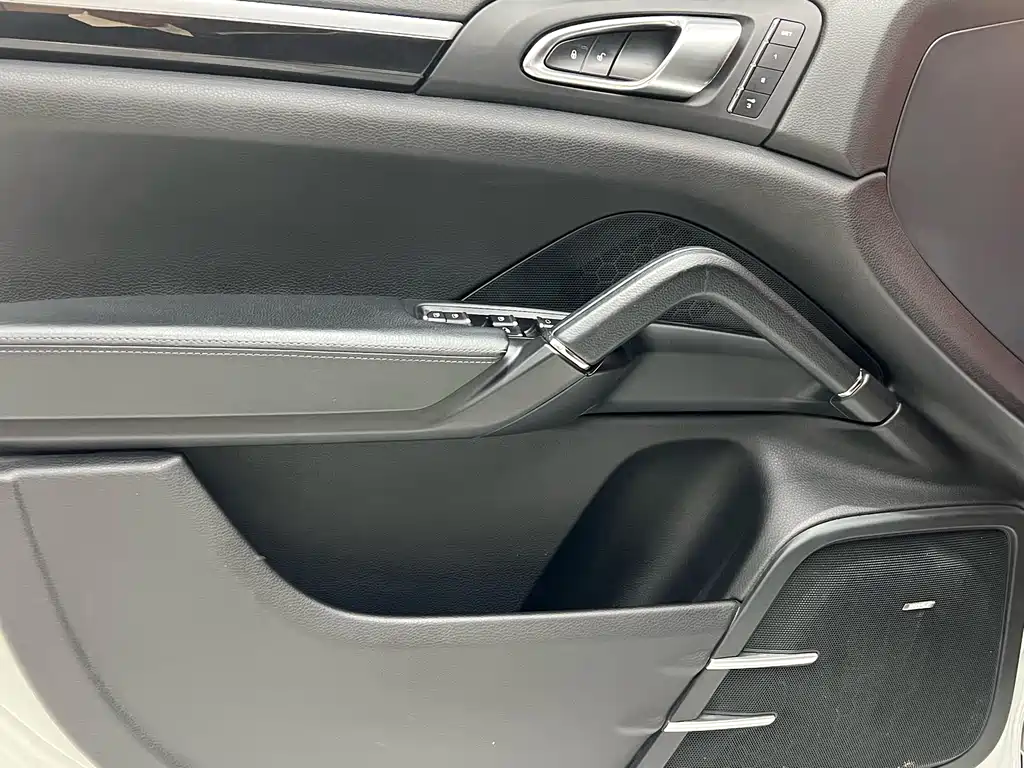 Porsche Cayenne — миниатюра 22