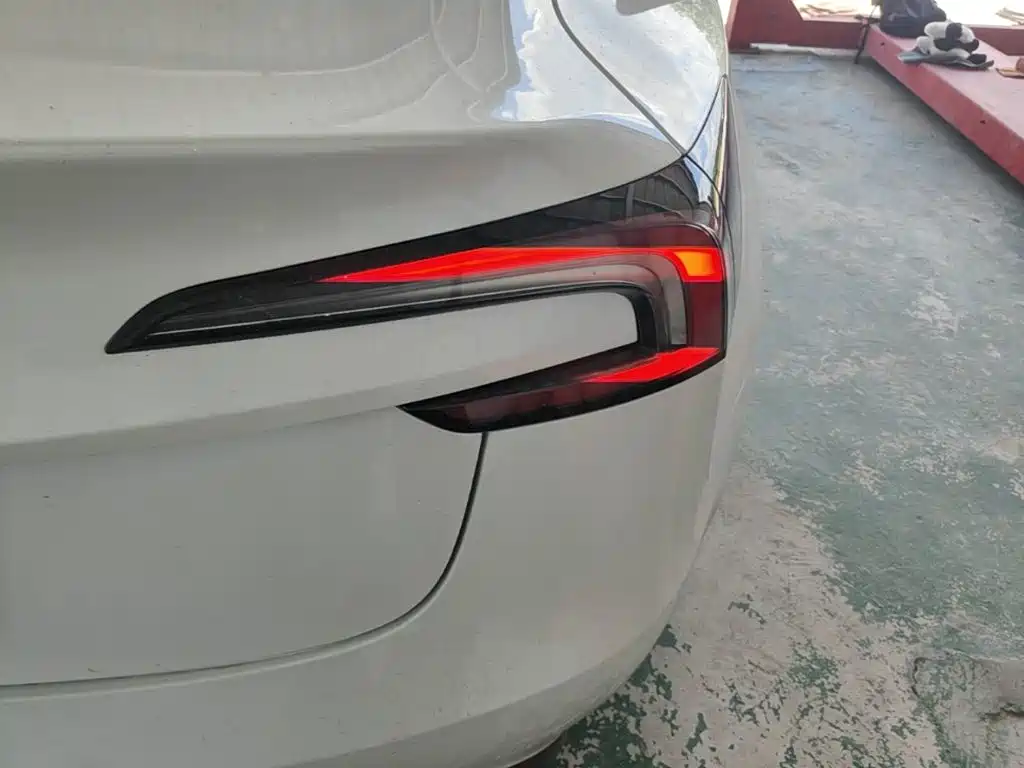 Tesla Model 3 — миниатюра 8