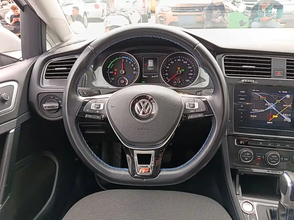 Volkswagen Golf EV — миниатюра 11