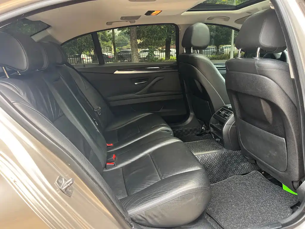 BMW 5 Series — миниатюра 11