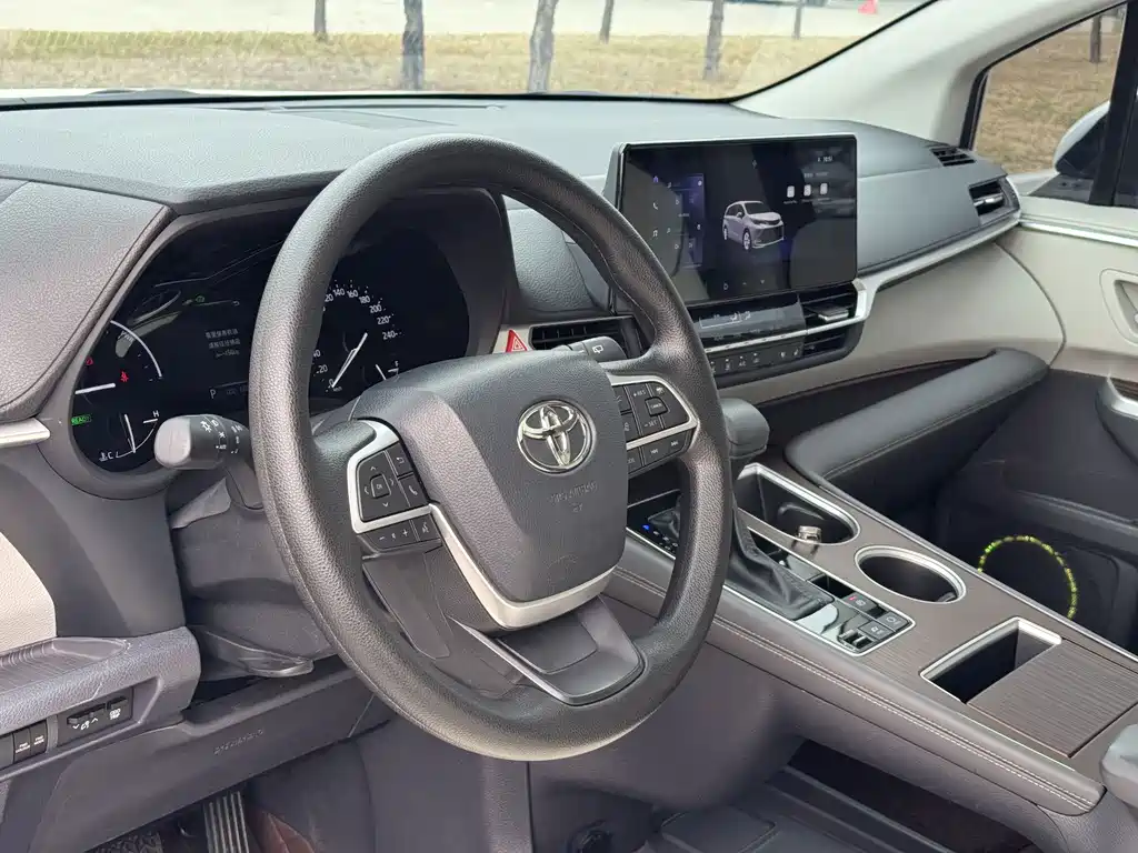 Toyota Sienna — миниатюра 6