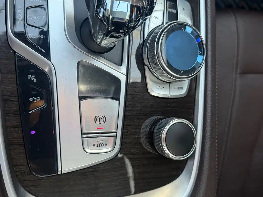 BMW 7 Series — миниатюра 7