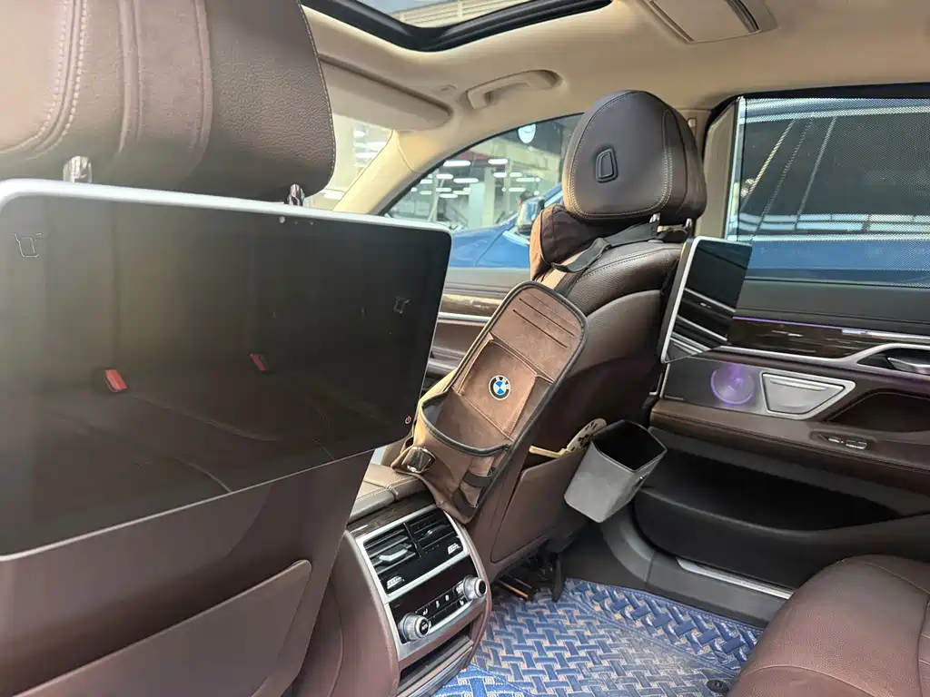 BMW 7 Series — миниатюра 13