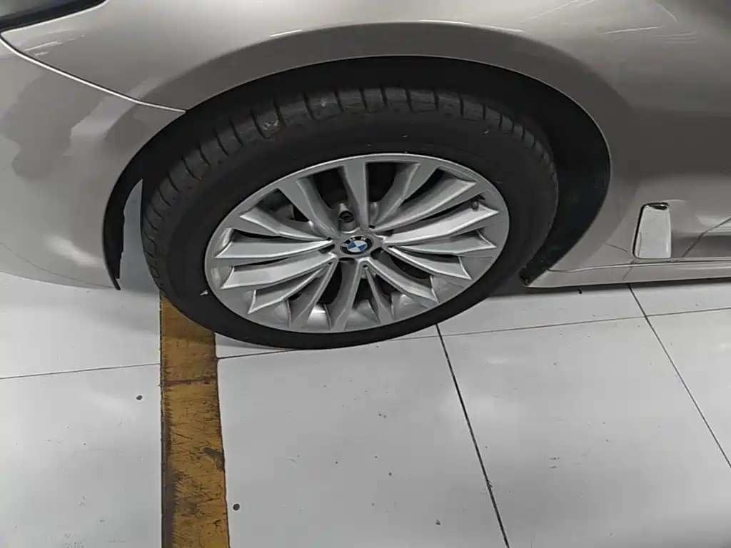 BMW 5 Series — миниатюра 23