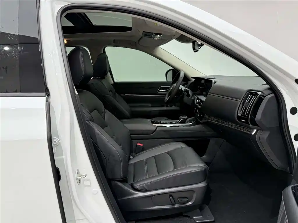 NISSAN EXPLORING THE LAND