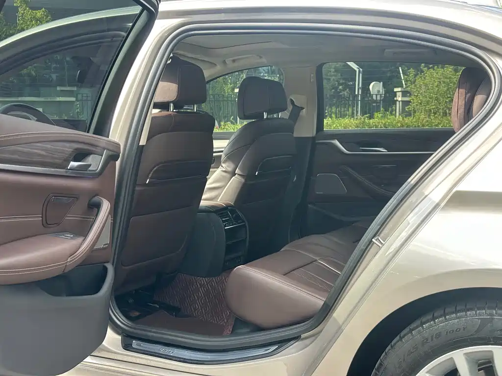BMW 5 Series New Energy — миниатюра 6