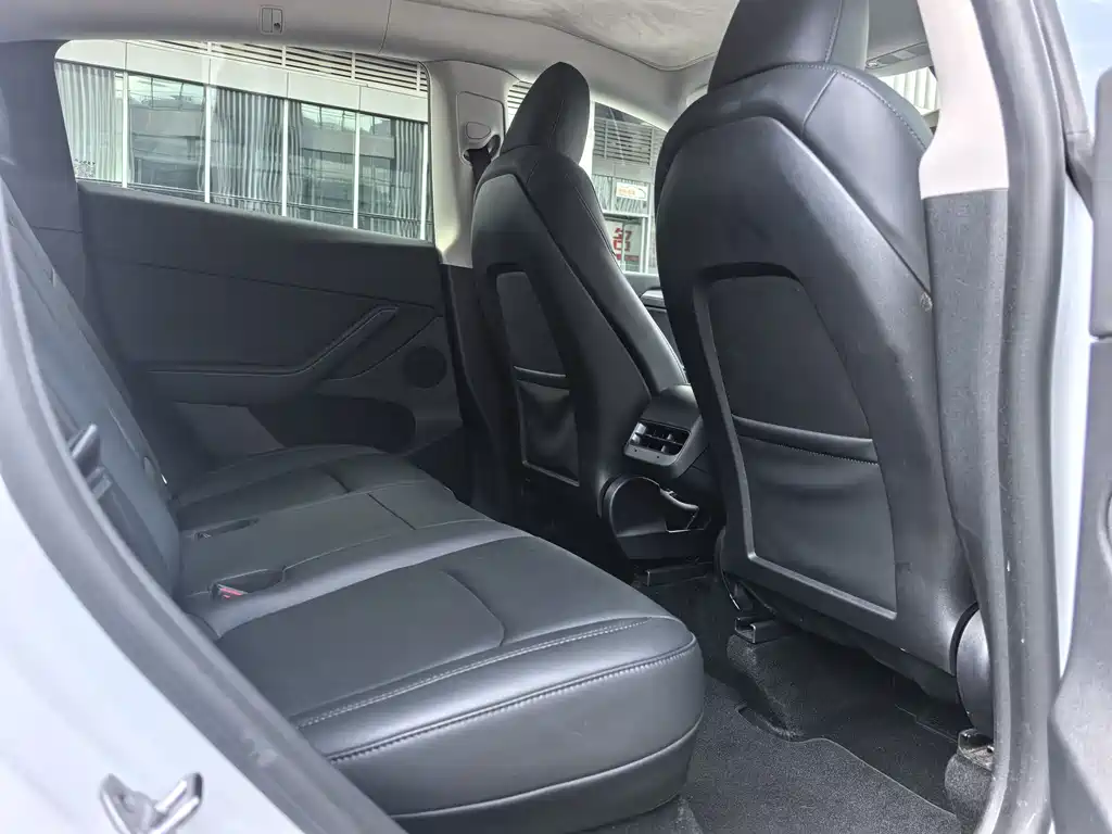 Tesla Model Y — миниатюра 8