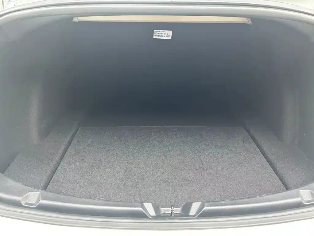 Tesla Model 3 — миниатюра 9