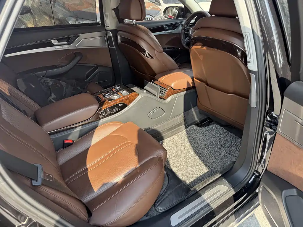 Audi A8 — миниатюра 5