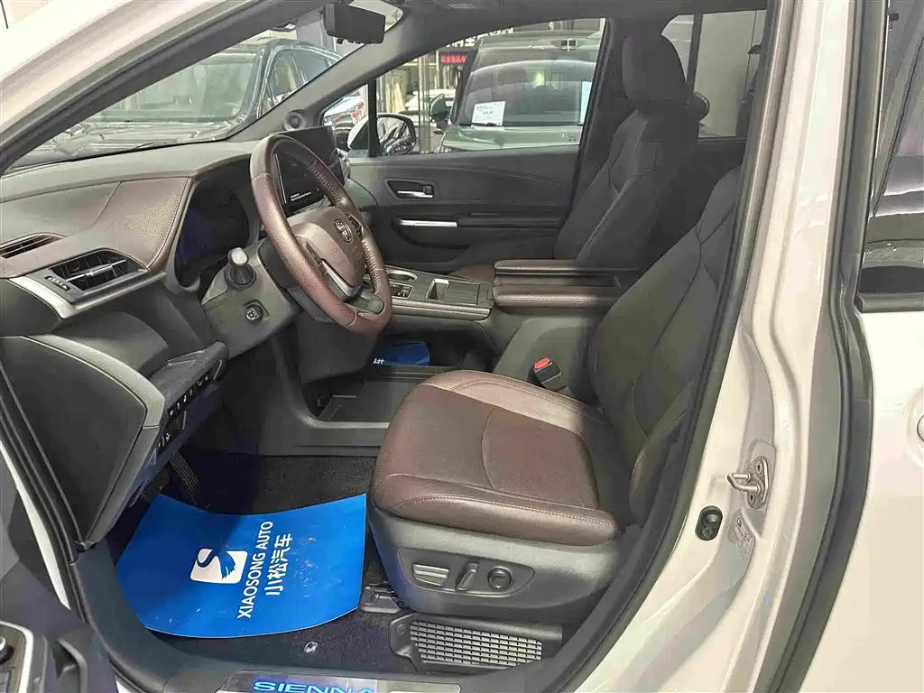 Toyota Sienna — миниатюра 12
