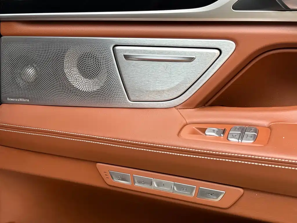 BMW 7 Series — миниатюра 13