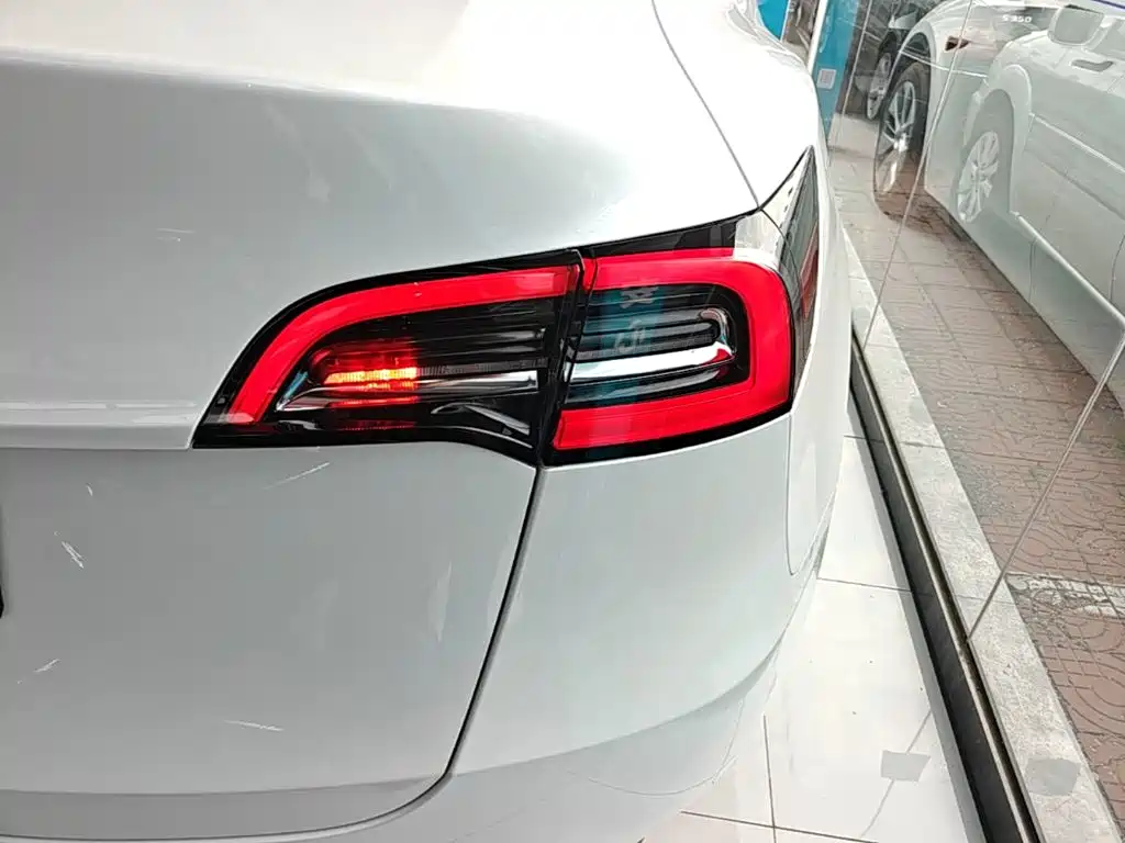 Tesla Model Y — миниатюра 8