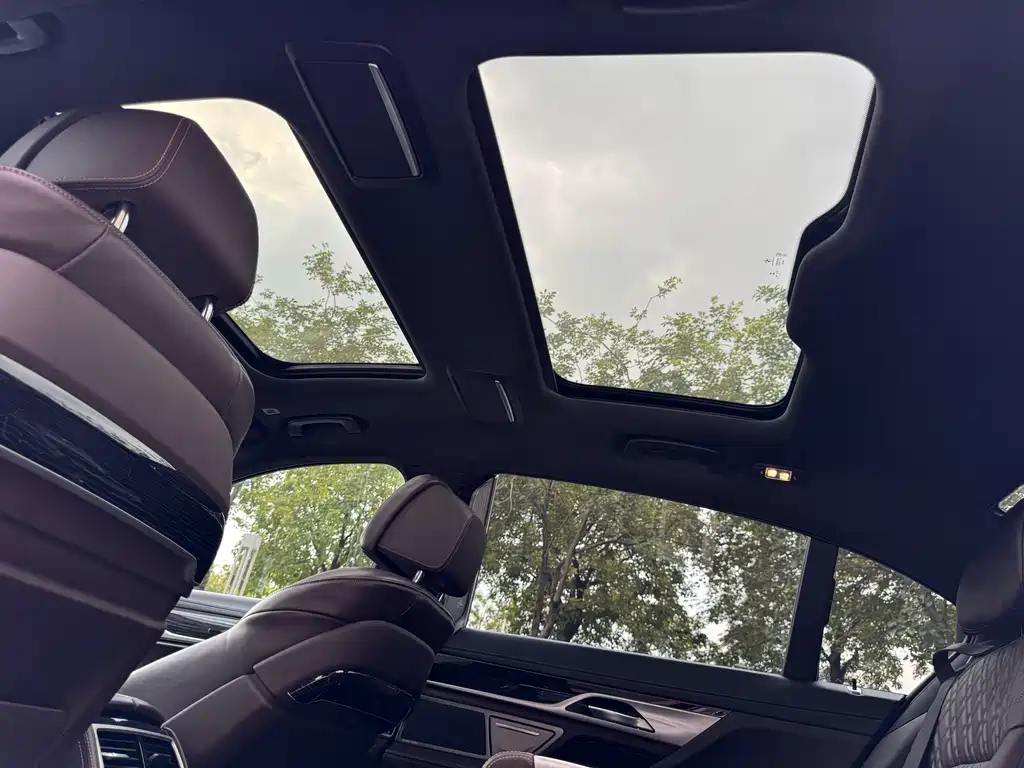 BMW 7 Series — миниатюра 10