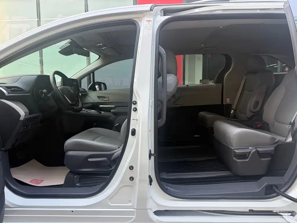 Toyota Granvia — миниатюра 8