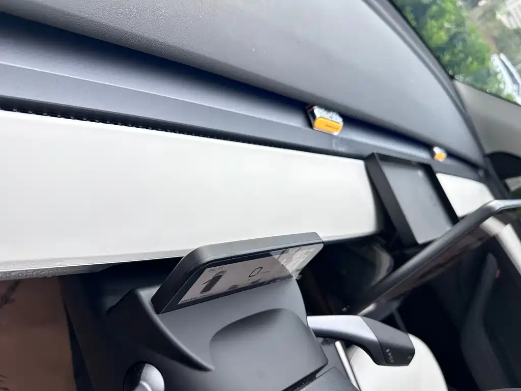 Tesla Model Y — миниатюра 24