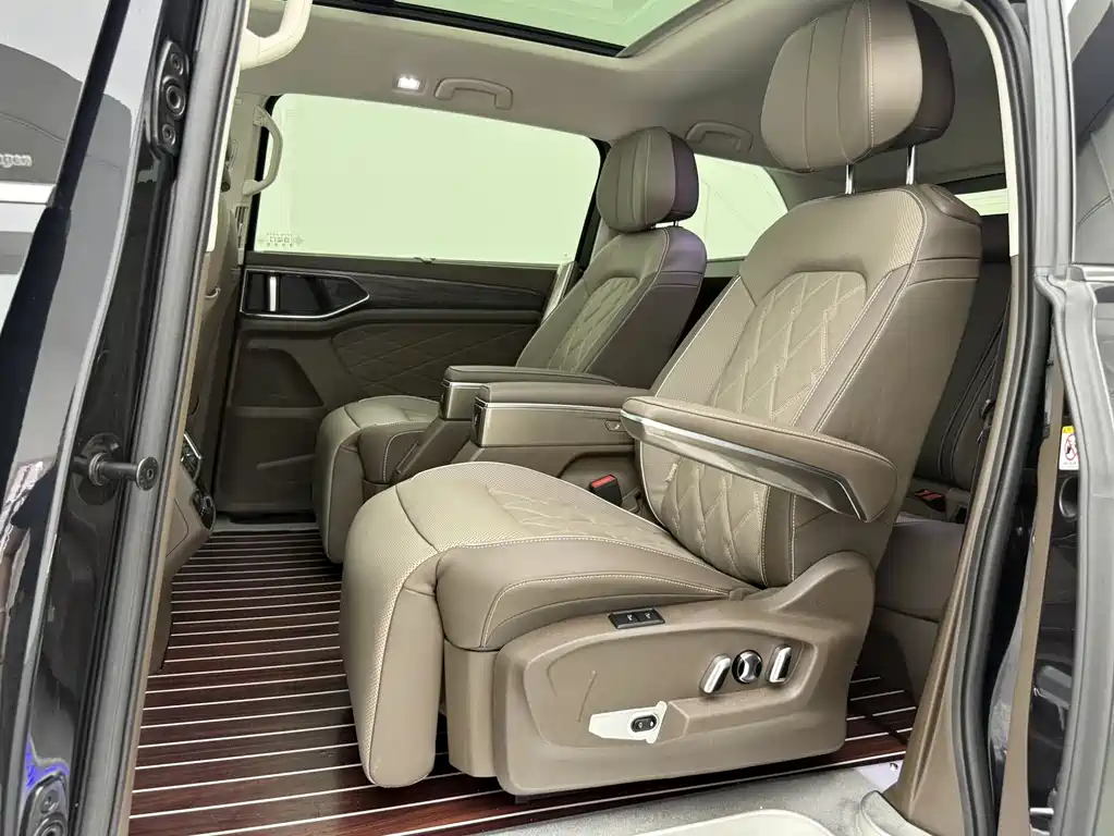 Volkswagen Viloran 380TSI Premium Edition, фото 6