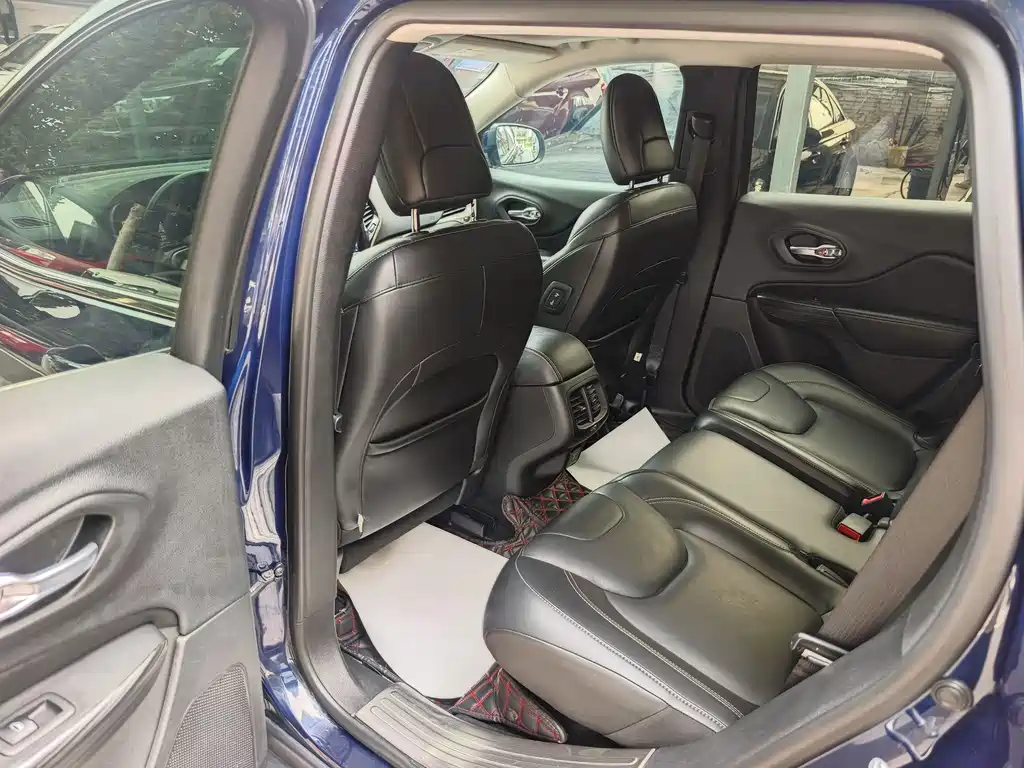 Jeep Cherokee — миниатюра 4