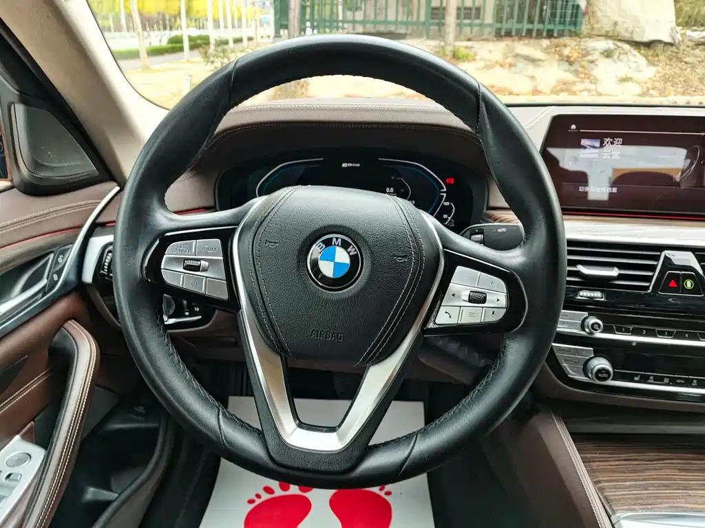 BMW 5 Series New Energy — миниатюра 11