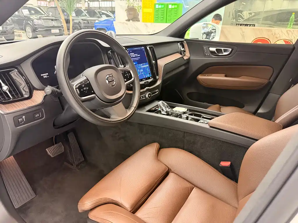 Volvo XC60 2022 B5 Luxury