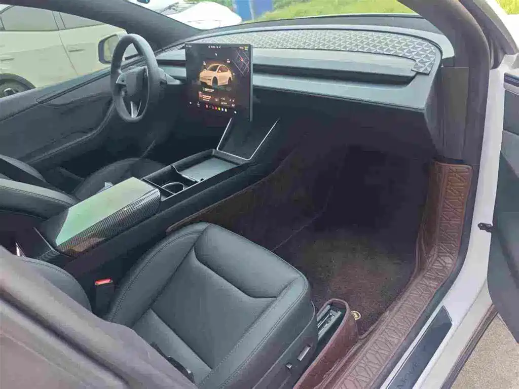 Tesla Model Y — миниатюра 5