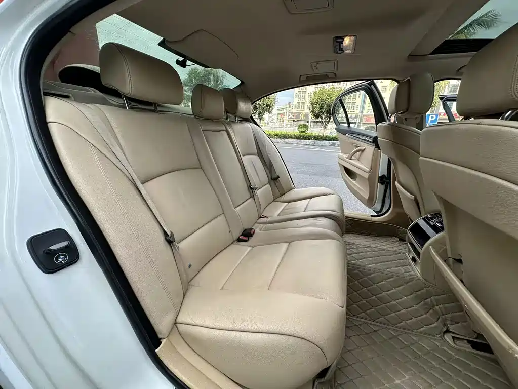 BMW 5 Series — миниатюра 11