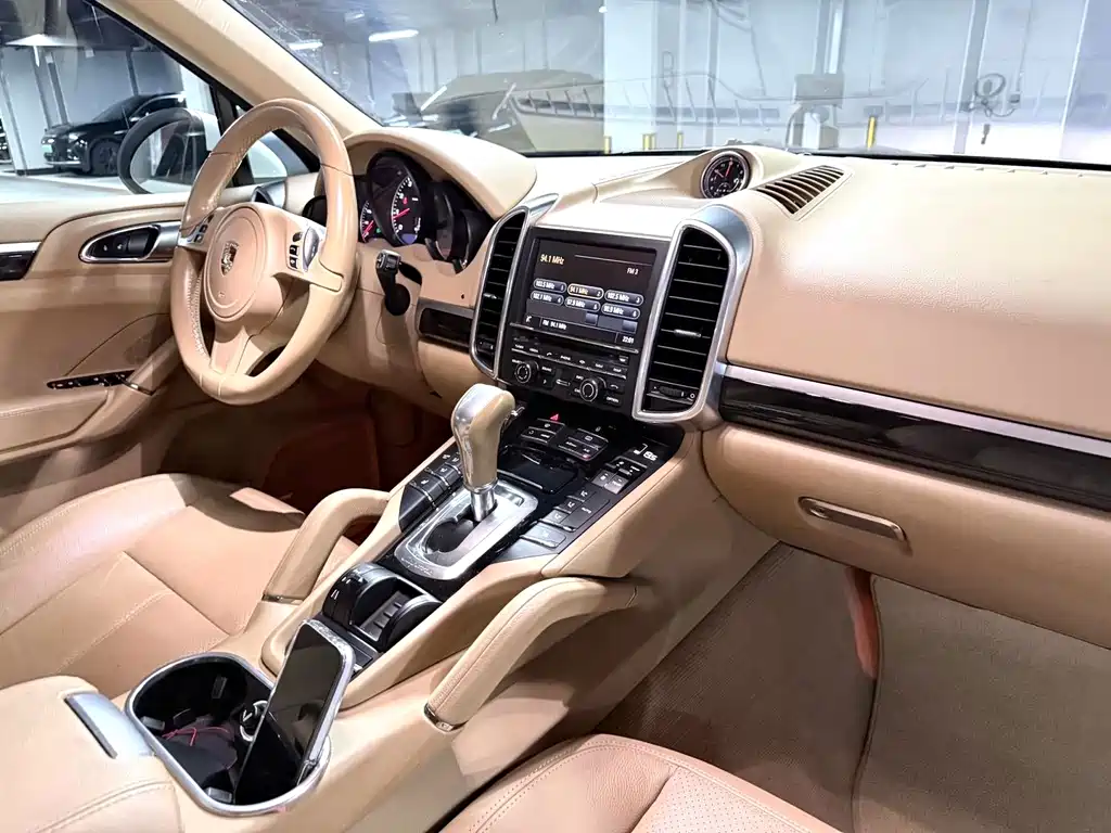 Porsche Cayenne — миниатюра 10