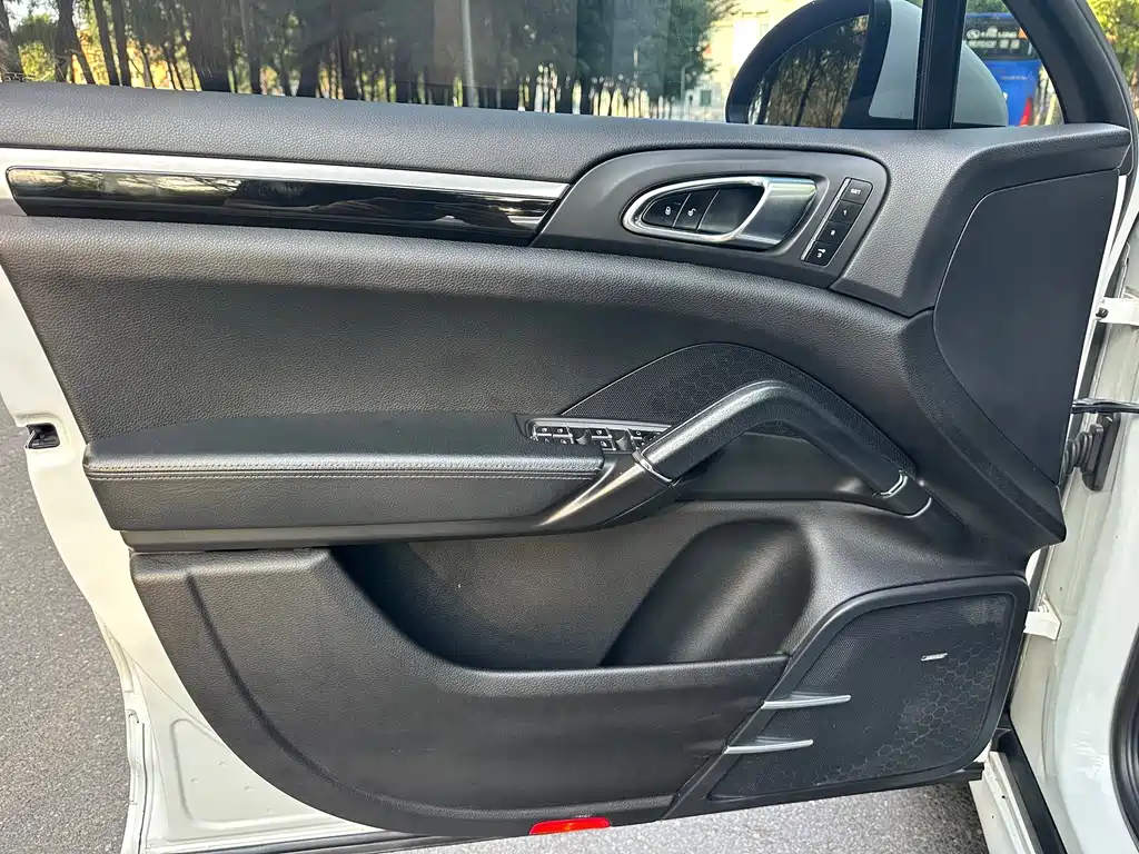 Porsche Cayenne — миниатюра 11